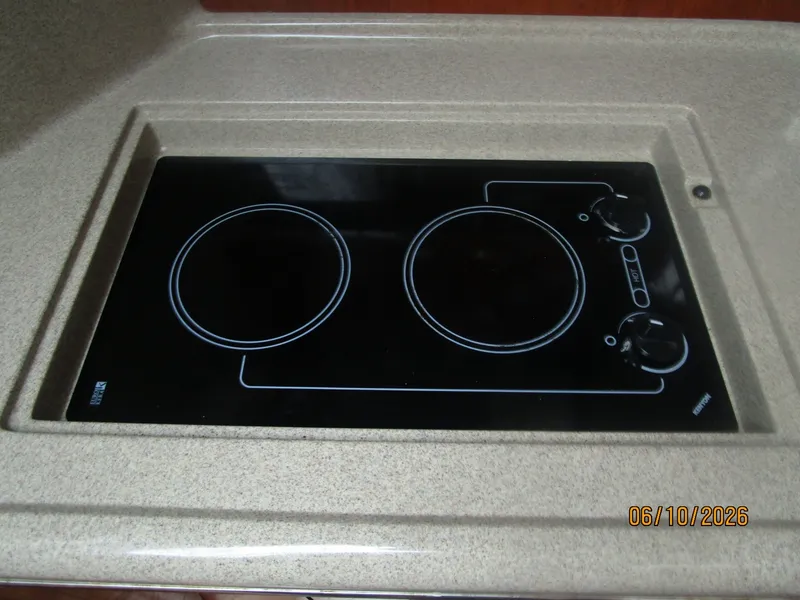 Slide: The Image of 39' Sea Ray galley cooktop - 6331012