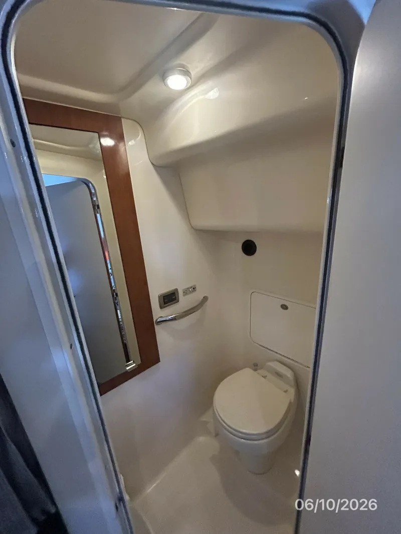 Slide: The Image of 39' Sea Ray master stateroom head - 6331823