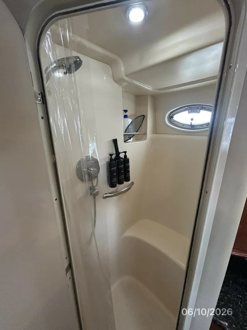 Slide: The Image of 39' Sea Ray master stateroom shower - 6331825