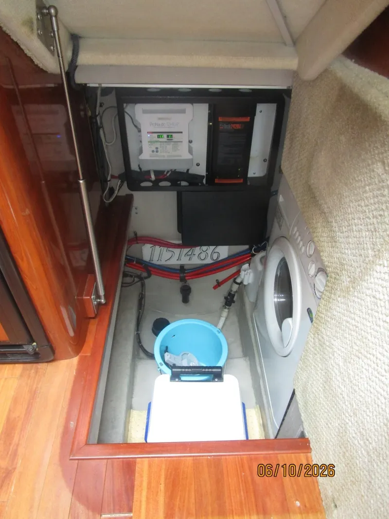 Slide: The Image of 39' Sea Ray utility room - 6331058