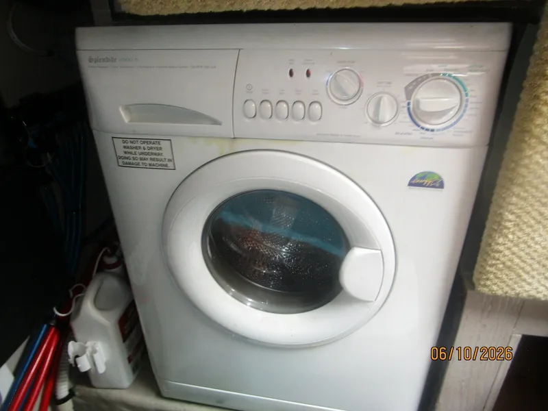 Slide: The Image of 39' Sea Ray washer-dryer - 6331059