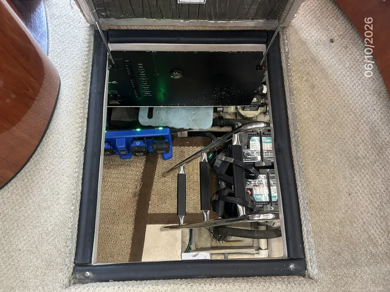 Slide: The Image of 39' Sea Ray engine room access - 6331004