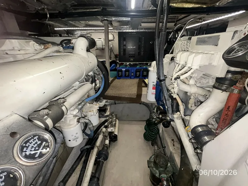 Slide: The Image of 39' Sea Ray engine room forward - 6331007