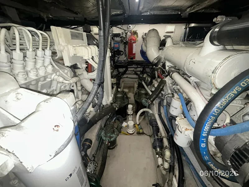 Slide: The Image of 39' Sea Ray engine room aft - 6331005