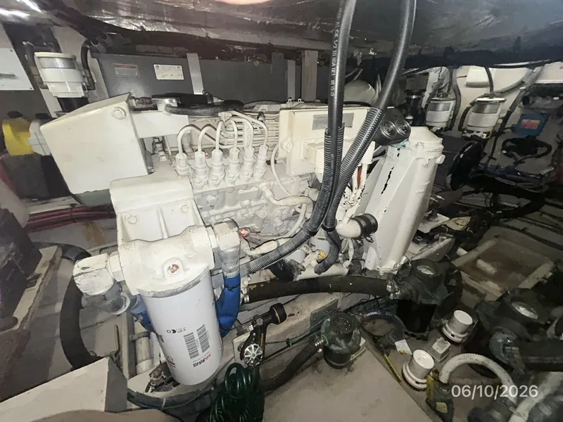 Slide: The Image of 39' Sea Ray starboard main engine - 6331041