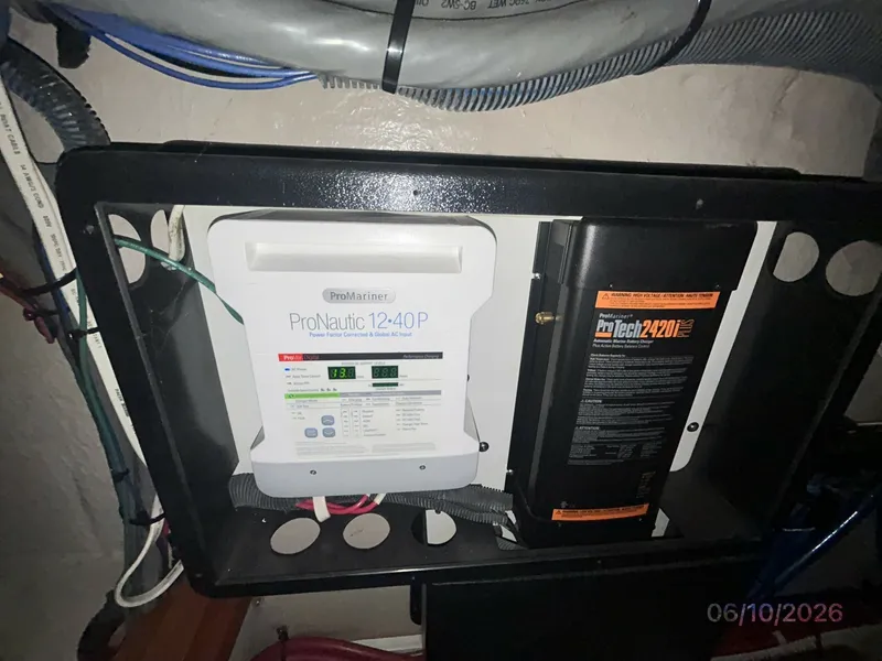 Slide: The Image of 39' Sea Ray battery chargers - 6331798