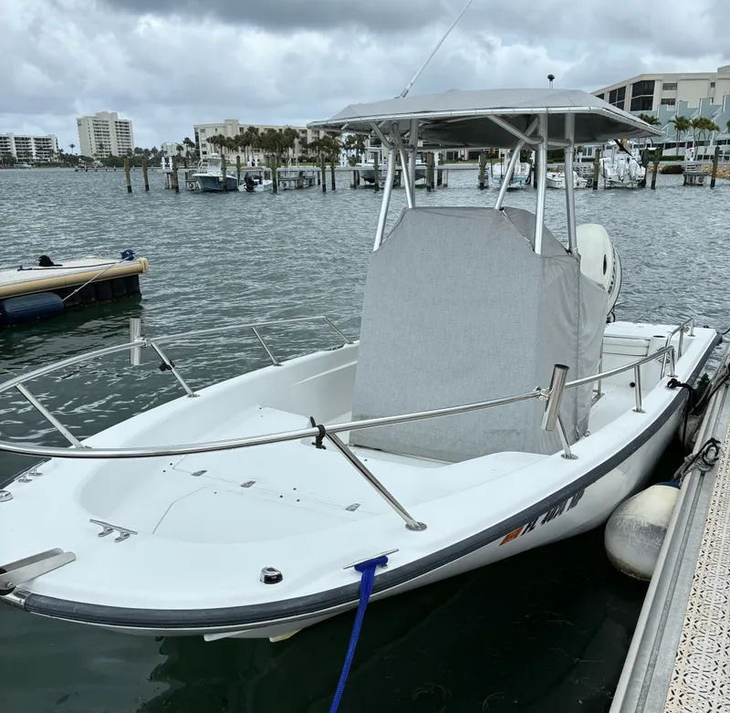 Slide: The Image of Boston Whaler 220 Dauntless 2004 - 6332611