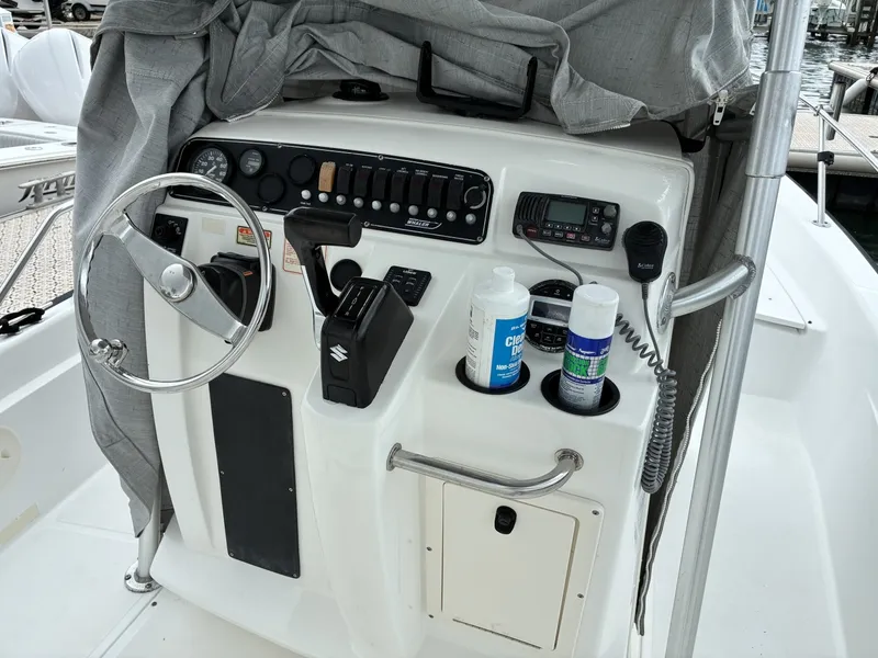 Slide: The Image of Boston Whaler 220 Dauntless 2004 - 6332596