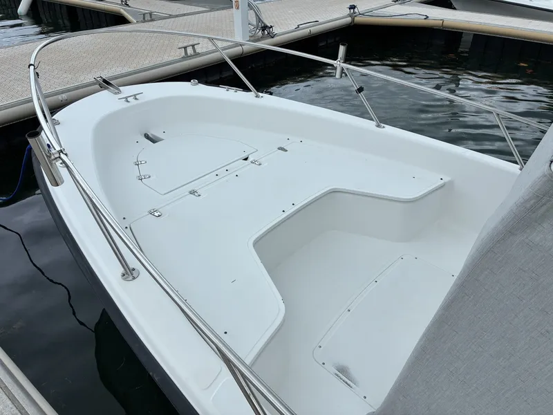 Slide: The Image of Boston Whaler 220 Dauntless 2004 - 6332598