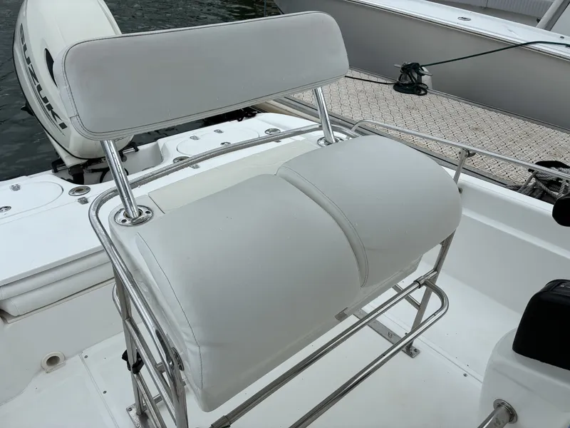 Slide: The Image of Boston Whaler 220 Dauntless 2004 - 6332604