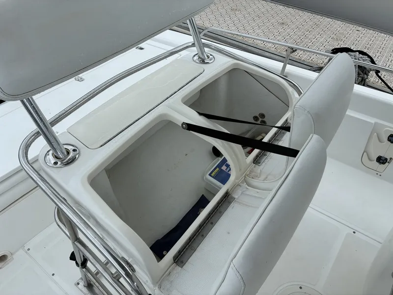 Slide: The Image of Boston Whaler 220 Dauntless 2004 - 6332606