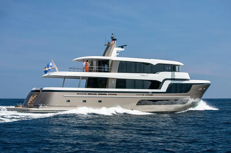 Slide: The Image of Van der Valk 34M Explorer 2022 - 6335429