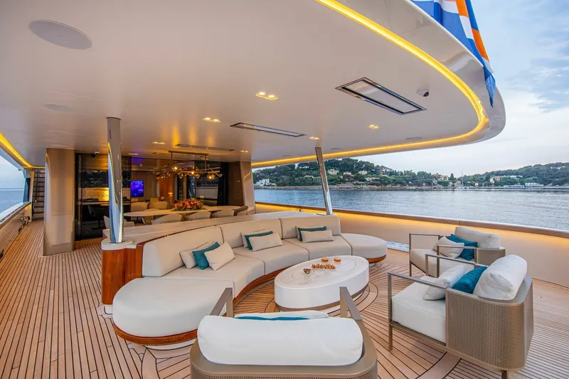 Slide: The Image of Van der Valk 34M Explorer 2022 - 6335611