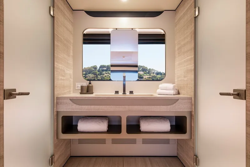 Slide: The Image of Van der Valk 34M Explorer 2022 - 6335618