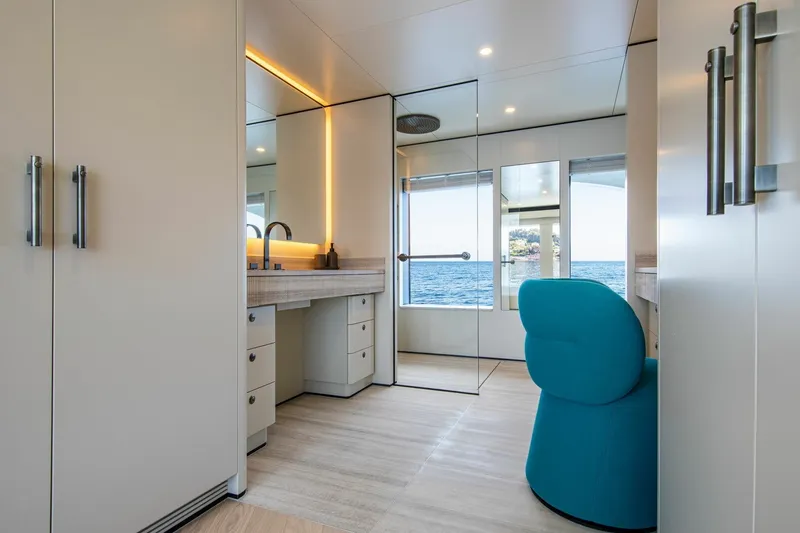Slide: The Image of Van der Valk 34M Explorer 2022 - 6335624