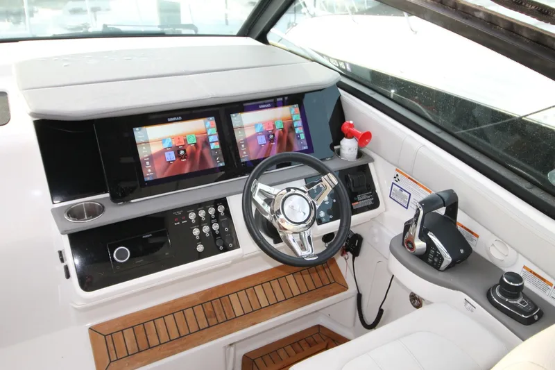 Slide: The Image of Sea Ray Sundancer 320 2023 - 6335676