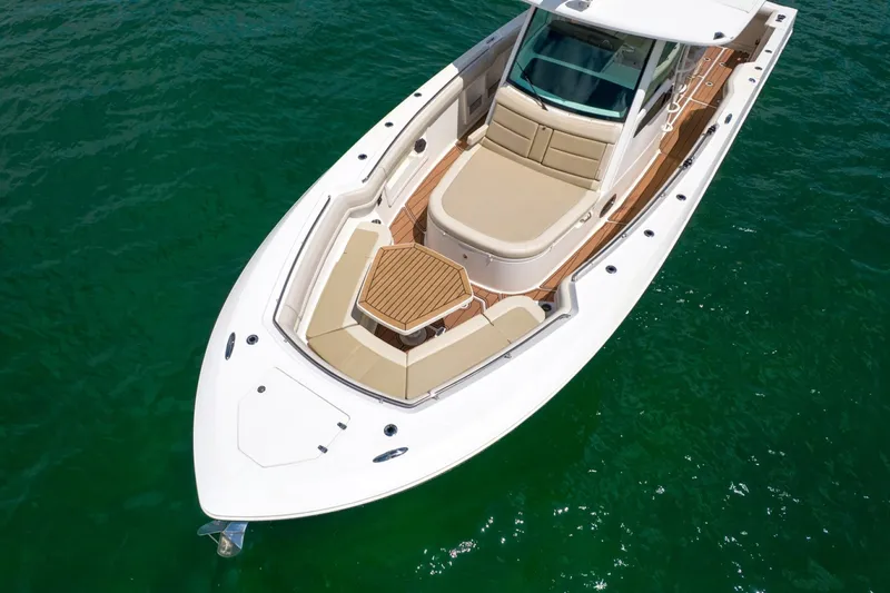 Slide: The Image of Boston Whaler 380 Outrage 2020 - 6337832