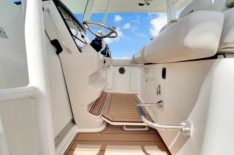 Slide: The Image of Boston Whaler 380 Outrage 2020 - 6337851