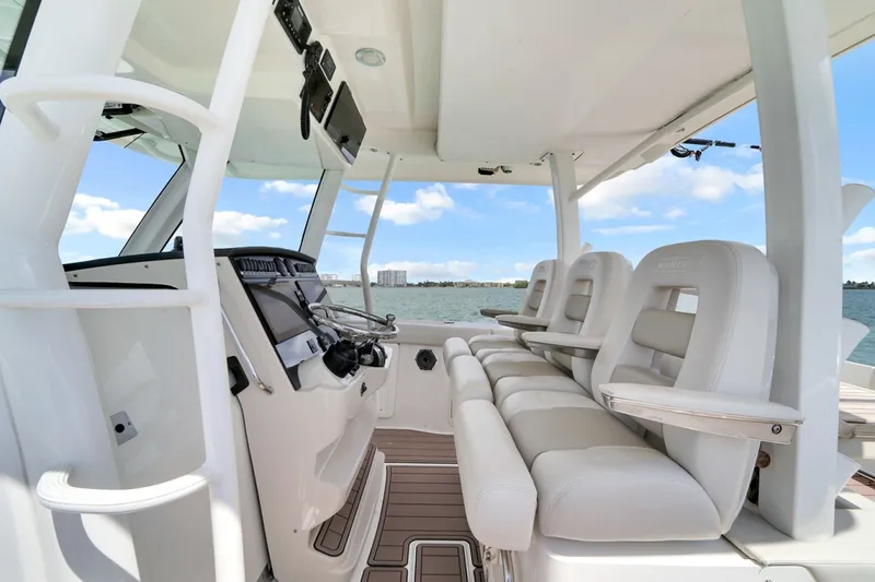 Slide: The Image of Boston Whaler 380 Outrage 2020 - 6337854