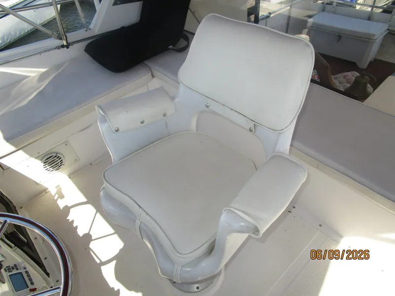 Slide: The Image of 44' High Tech flybridge helmseat - 6348429