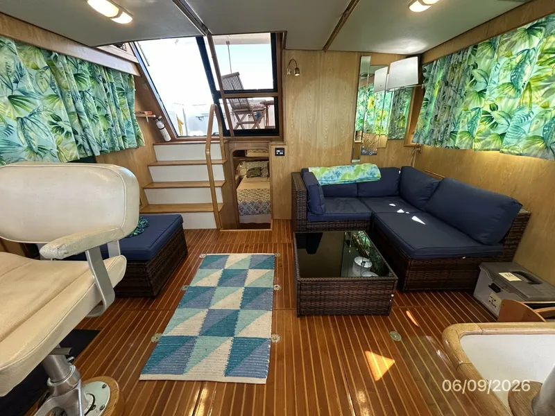 Slide: The Image of 44' High Tech salon aft - 6348468