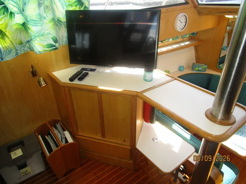 Slide: The Image of 44' High Tech salon port forward - 6348471