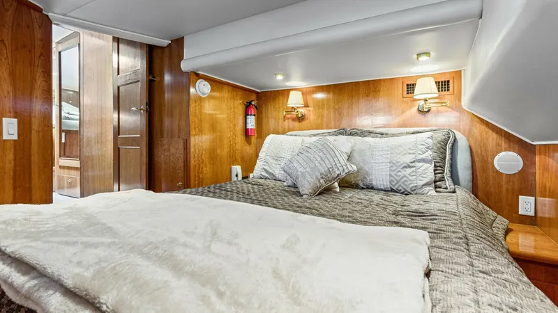 Slide: The Image of 2001 48 Navigator 4800 Classic Maggie B Master Stateroom - 6857908