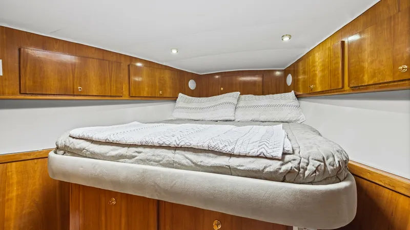 Slide: The Image of 2001 48 Navigator 4800 Classic Maggie B Forward Stateroom - 6857909