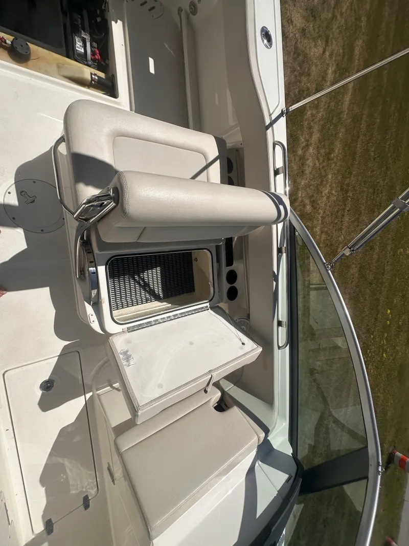 Slide: The Image of Boston Whaler 230 VANTAGE 2017 - 7462118