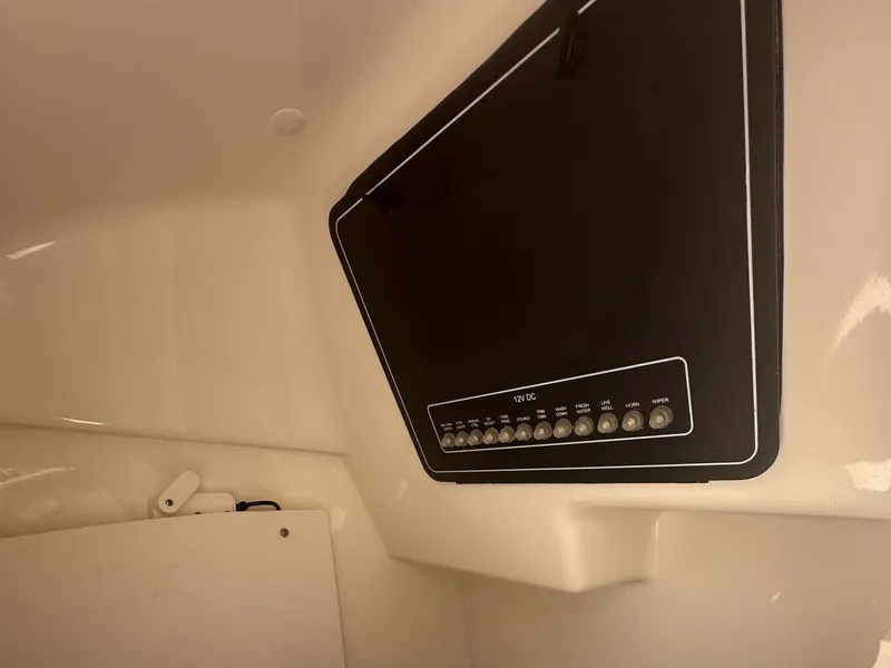 Slide: The Image of Boston Whaler 230 VANTAGE 2017 - 6380312