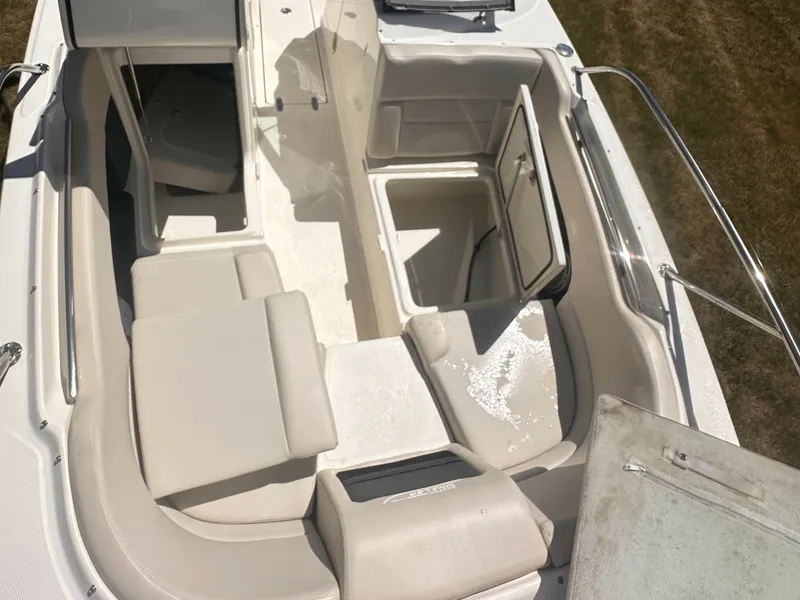Slide: The Image of Boston Whaler 230 VANTAGE 2017 - 6380313