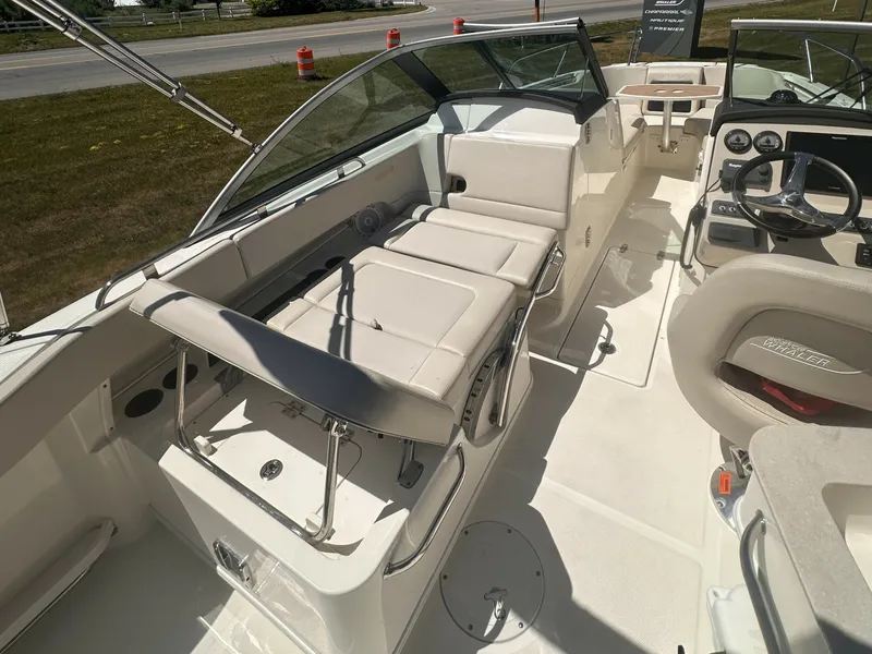 Slide: The Image of Boston Whaler 230 VANTAGE 2017 - 6380321