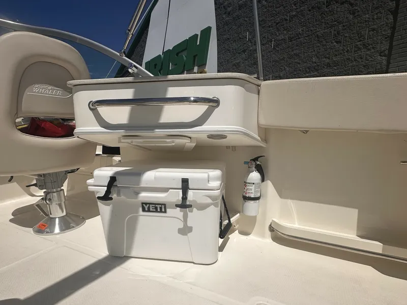 Slide: The Image of Boston Whaler 230 VANTAGE 2017 - 6380322
