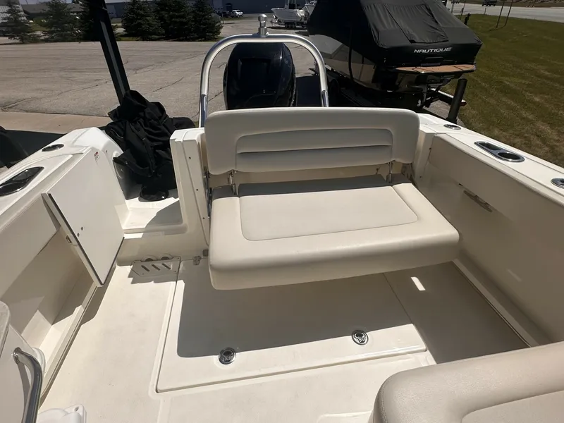 Slide: The Image of Boston Whaler 230 VANTAGE 2017 - 6380323