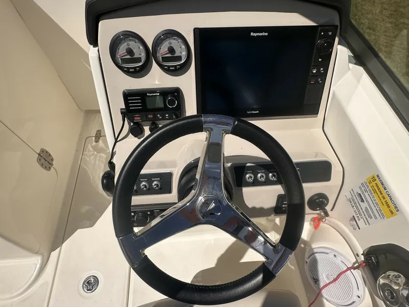 Slide: The Image of Boston Whaler 230 VANTAGE 2017 - 6380324