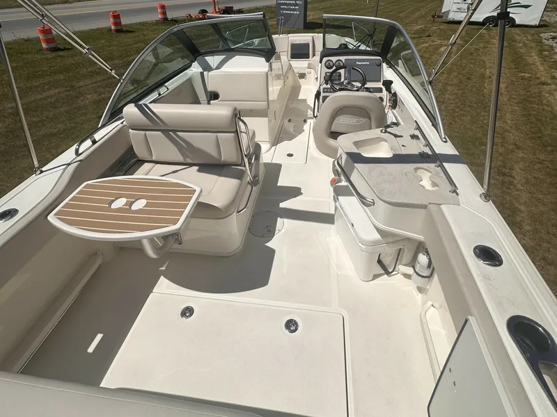 Slide: The Image of Boston Whaler 230 VANTAGE 2017 - 6380305
