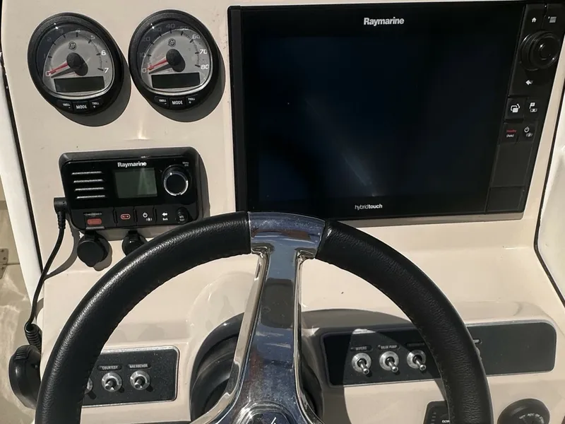 Slide: The Image of Boston Whaler 230 VANTAGE 2017 - 6380361