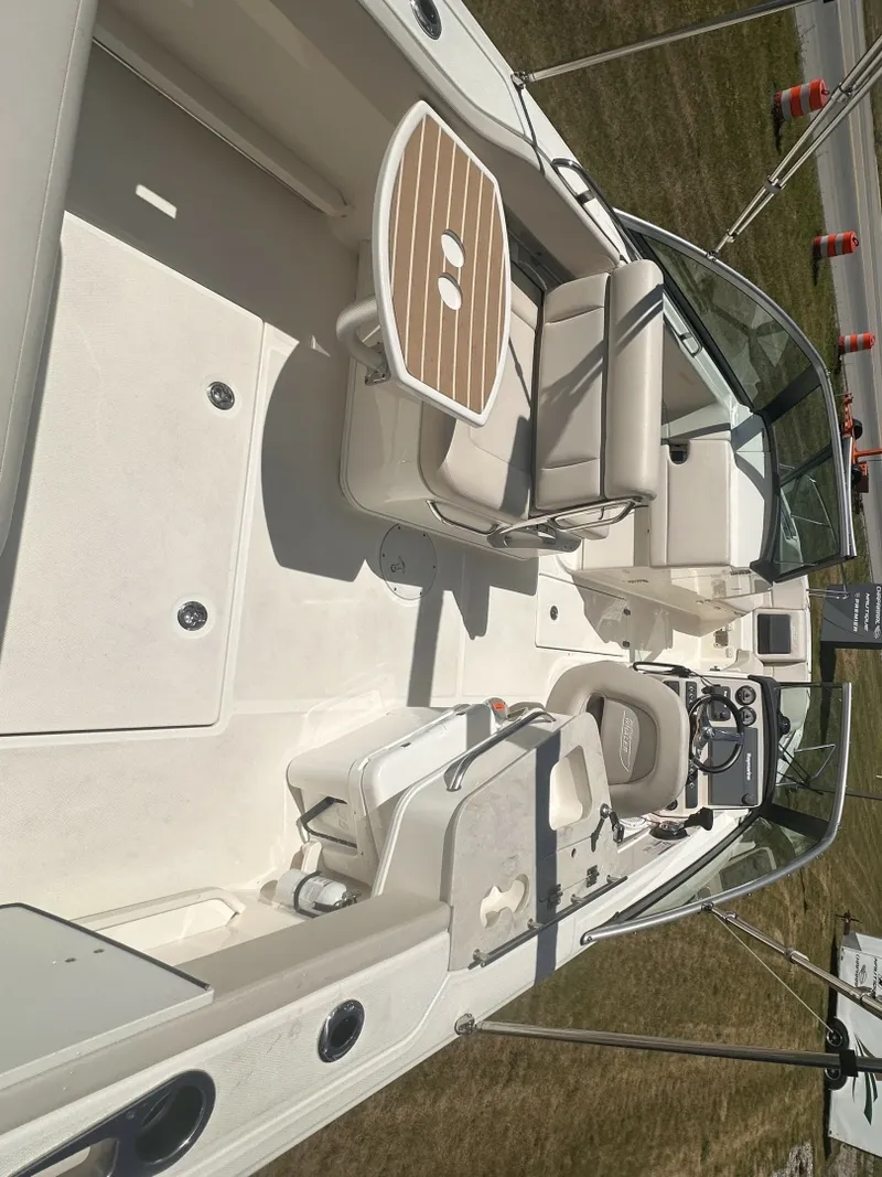 Slide: The Image of Boston Whaler 230 VANTAGE 2017 - 7462108