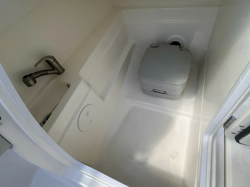 Slide: The Image of Boston Whaler 230 VANTAGE 2017 - 6380308