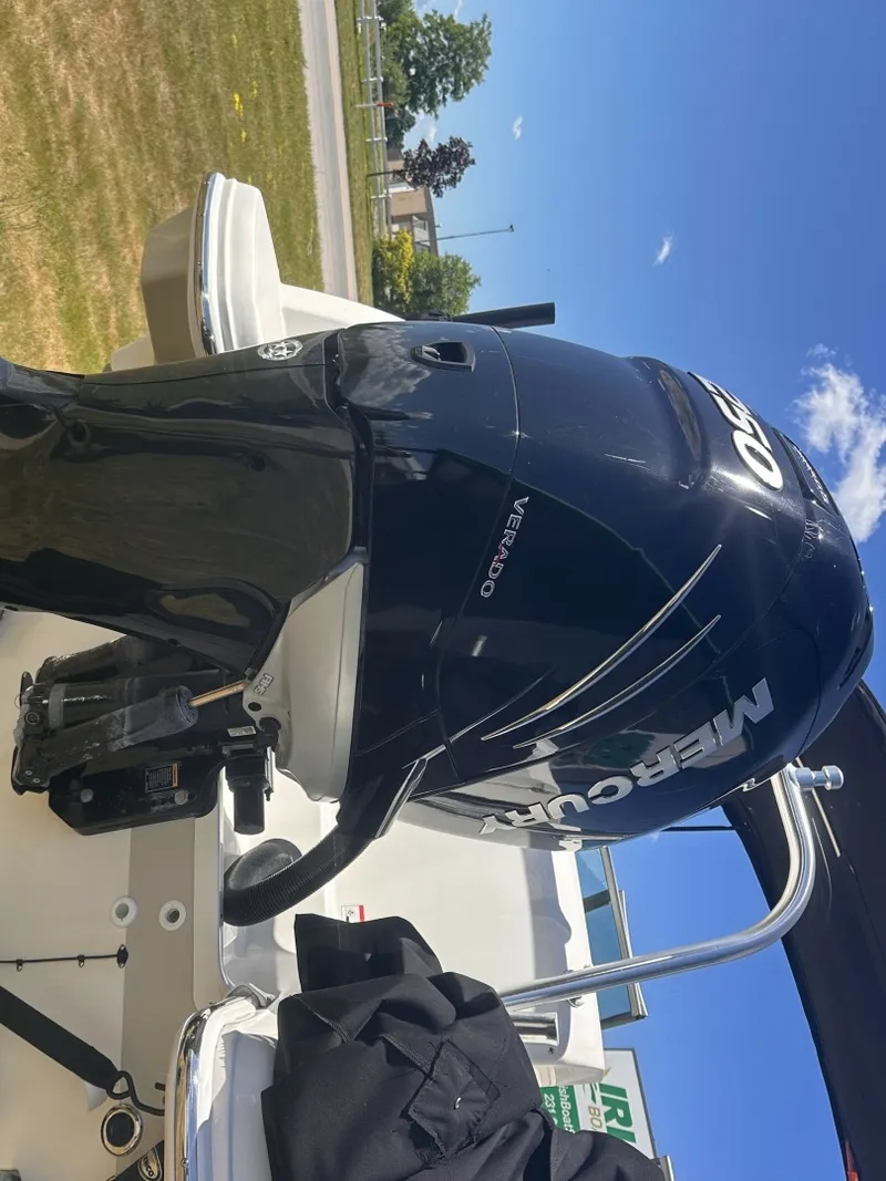 Slide: The Image of Boston Whaler 230 VANTAGE 2017 - 7462124