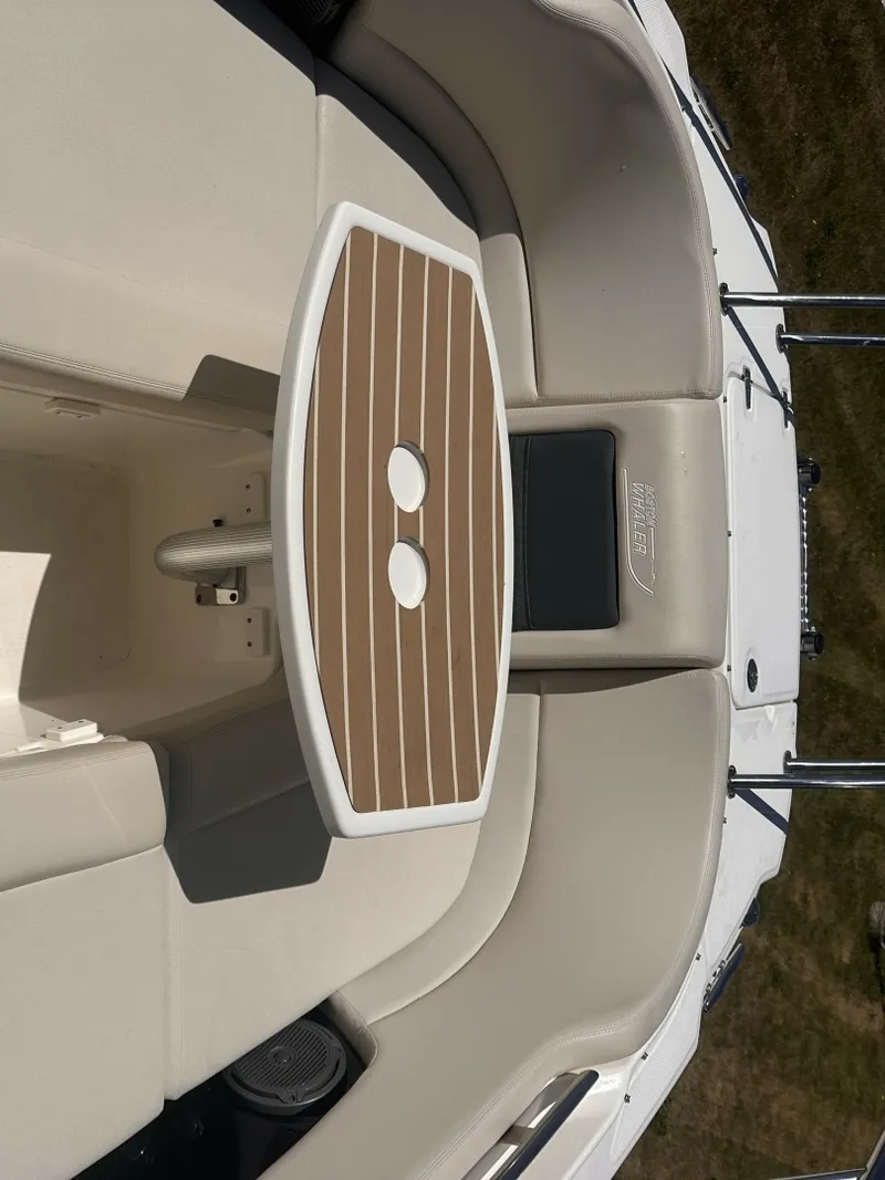 Slide: The Image of Boston Whaler 230 VANTAGE 2017 - 7462122