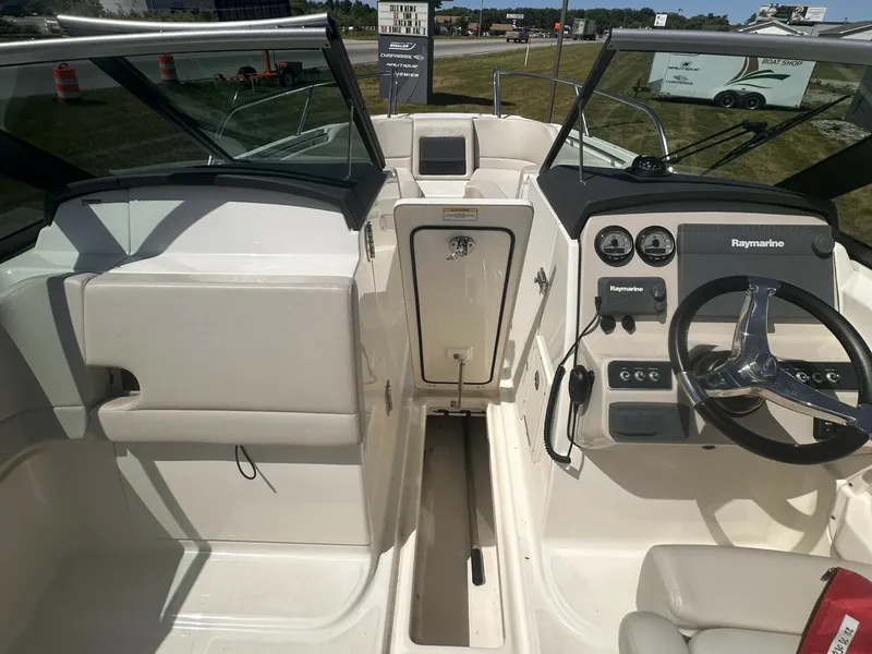 Slide: The Image of Boston Whaler 230 VANTAGE 2017 - 6380309
