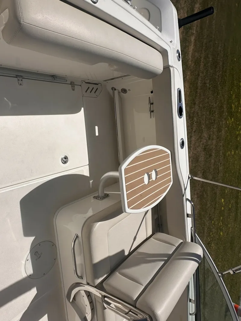 Slide: The Image of Boston Whaler 230 VANTAGE 2017 - 7462109