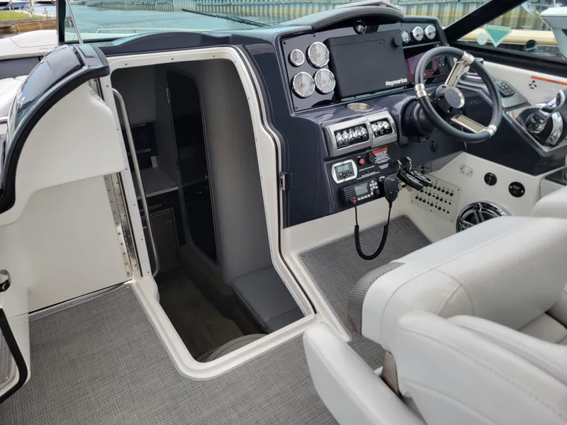 Slide: The Image of Formula 350 Crossover Bowrider 2019 - 6382081
