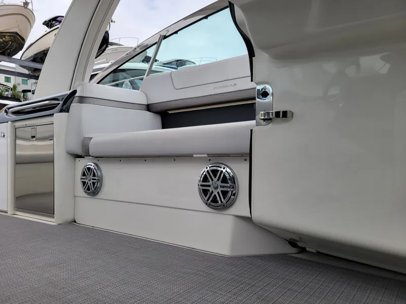 Slide: The Image of Formula 350 Crossover Bowrider 2019 - 6382131
