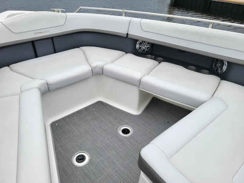 Slide: The Image of Formula 350 Crossover Bowrider 2019 - 6382092