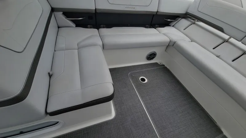 Slide: The Image of Formula 350 Crossover Bowrider 2019 - 6382074