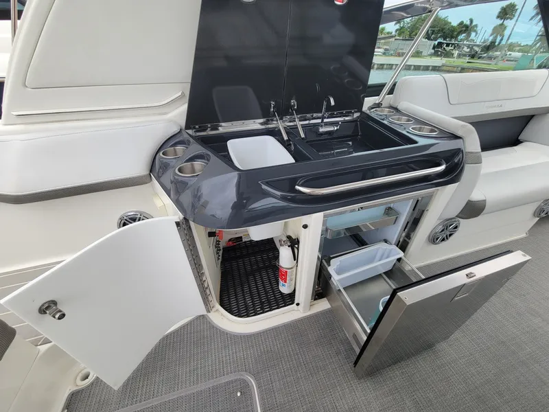 Slide: The Image of Formula 350 Crossover Bowrider 2019 - 6382068