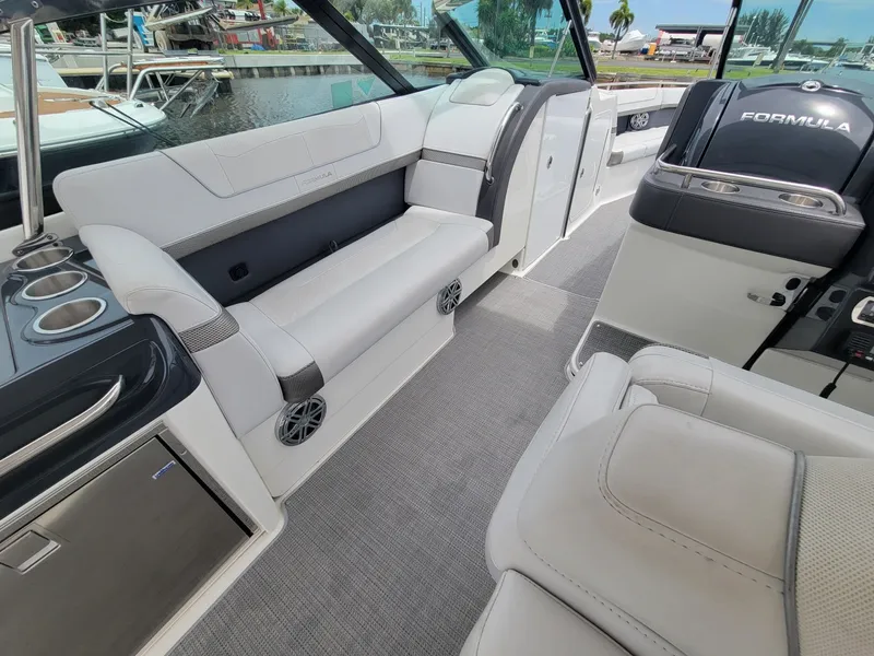 Slide: The Image of Formula 350 Crossover Bowrider 2019 - 6382069