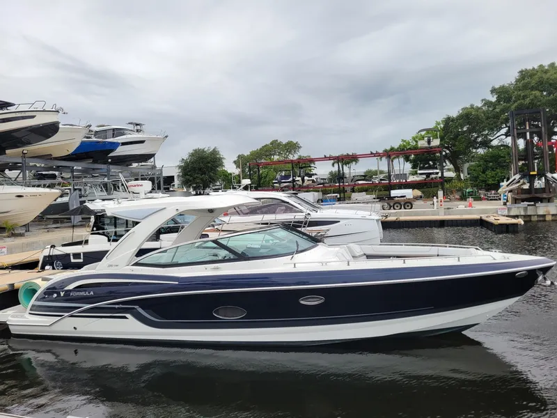 The Image of Formula 350 Crossover Bowrider 2019 - 6382051